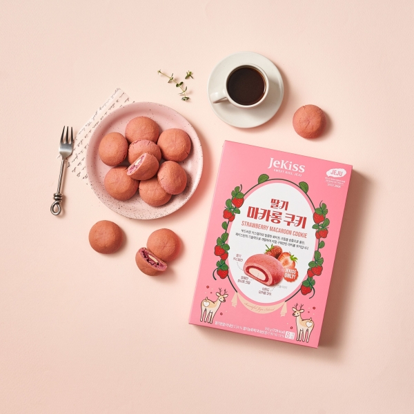 Strawberry Macaron Cookie